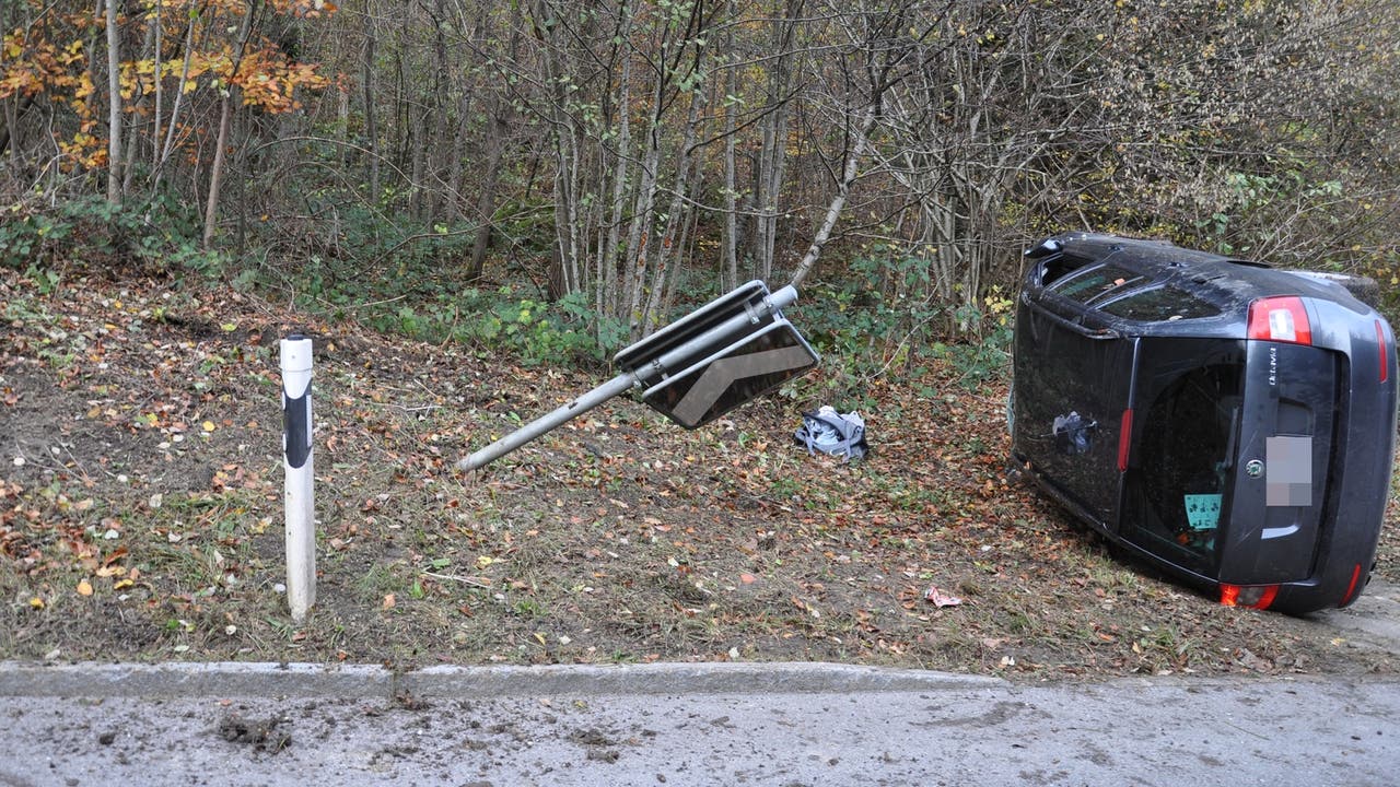 Erschwil (SO), 2. November 2017 Bei einem Selbstunfall bei Erschwil kippte ein Auto auf die Seite. Der Lenker sowie sein Beifahrer blieben unverletzt.