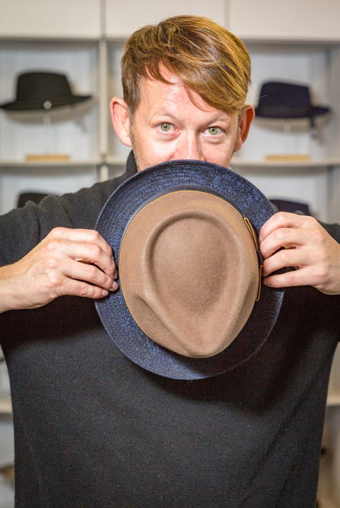 Michael von der Heide in der Risa Hutfabrik Der Trilby ist ein kurzkrempiger Hut, der nicht zuletzt dank der Pop-Industrie ein Comeback feiern konnte.