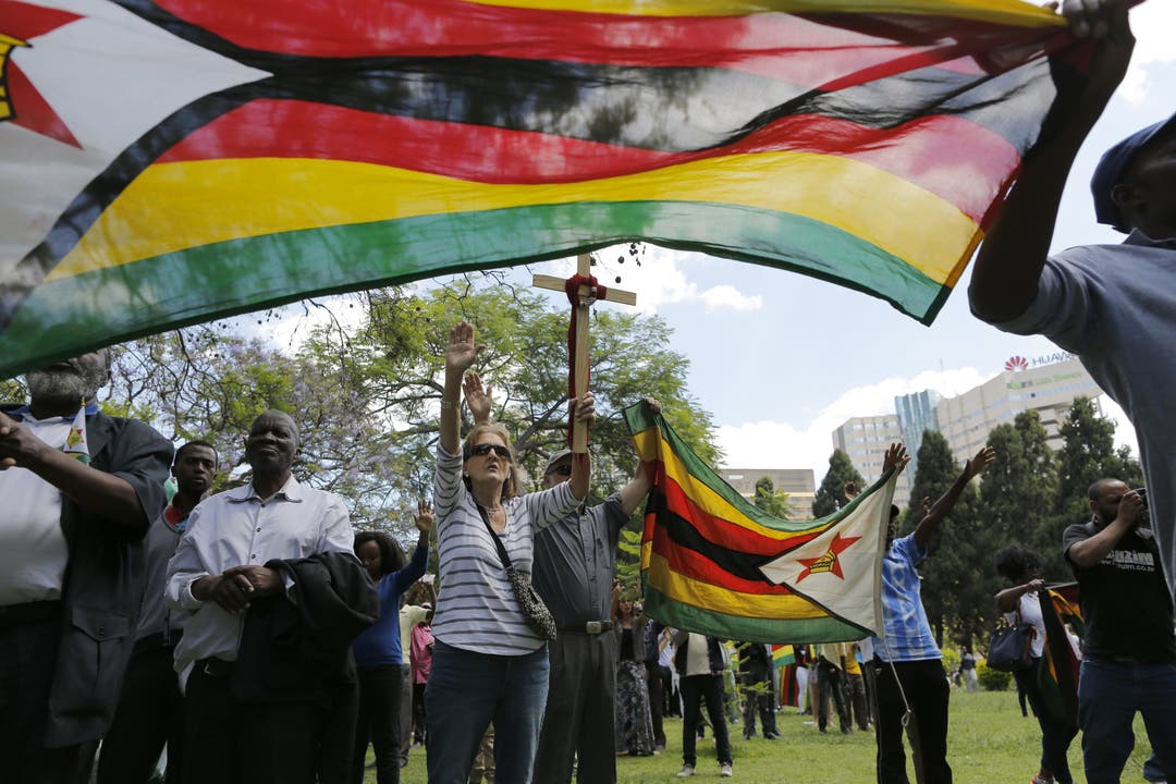 Am 21. November gehen wieder Tausende auf die Strassen. Hier fordern sie vor dem Parlamentsgebäude in Harare die Absetzung von Mugabe. Im Parlament wird das Amtsenthebungsverfahren gestartet.