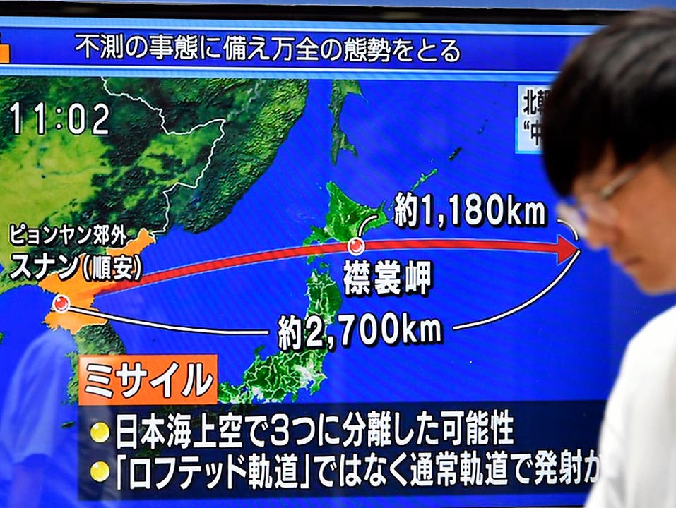 Die Rakete aus Nordkorea überfliegt Japan und stürzt 1180 Kilometer östlich von Hokkaido ins Meer.