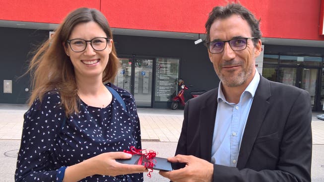 CVP-Präsident Marco Crivelli überreicht Nikolina Stjepic einen GVG-Einkaufsgutschein im Wert von 250 Franken.