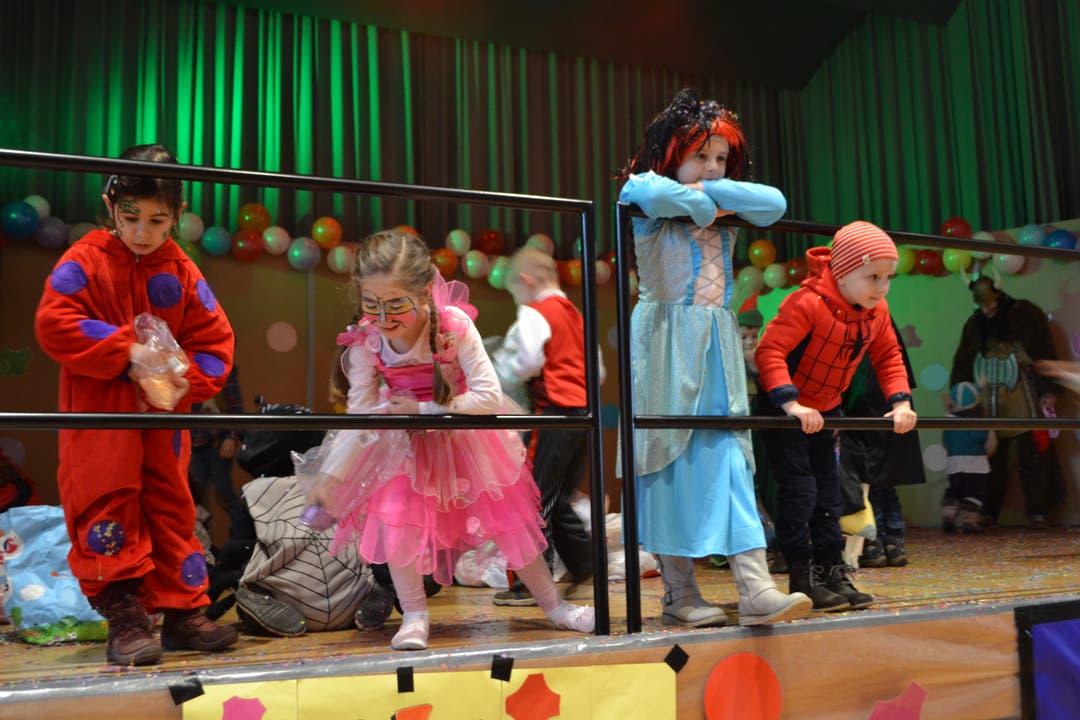Birmensdorf im Fasnachtsfieber Aussergewöhnlich viele Teilnehmer in kreativen Kostümen. Die Kinderfasnacht vom Elternforum Birmensdorf organisiert. Geschränzt von Gugge Stiereschränzer Urdorf