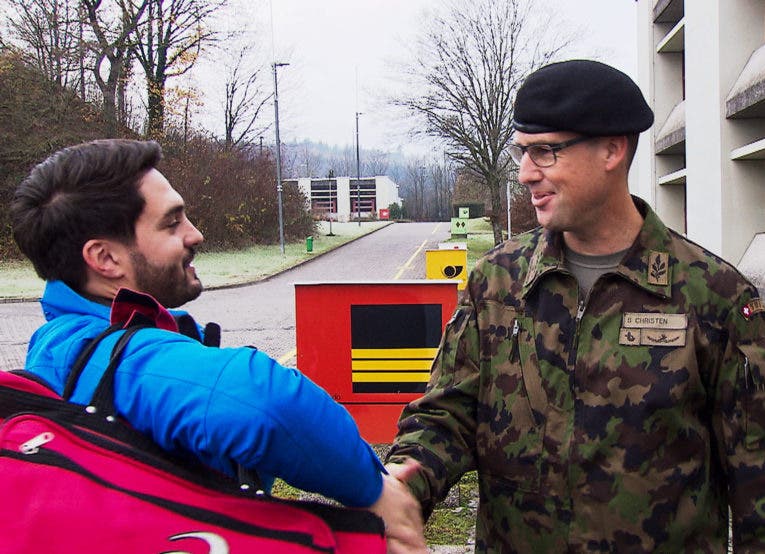 Cédric Wermuth (SP-Nationalrat) und Brigadier Stefan Christen vom Katastrophenschutz der Armee begrüssen sich.