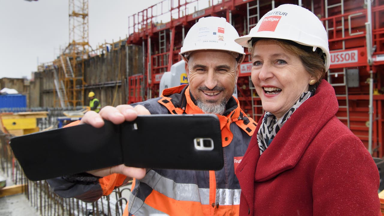 Ein Selfie mit Bundesrätin Sommaruga auf der Baustelle des "Campus Energypolis" im Wallis.