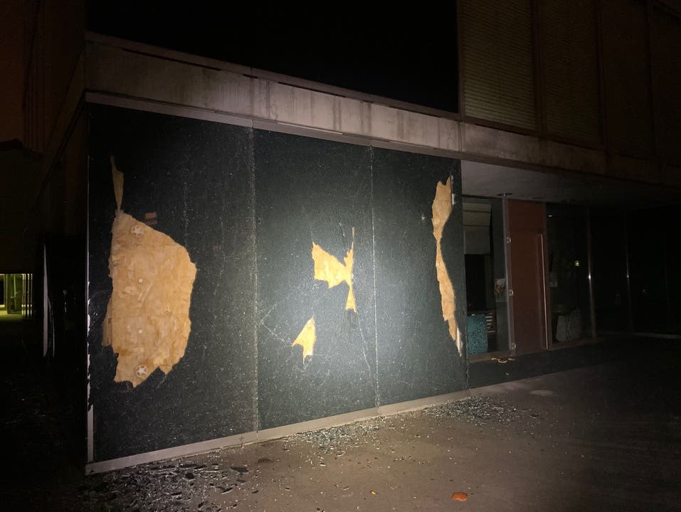 Dättwil AG, Oktober 2019: Vandalen haben die Fassadenverglasung des Schulzentrums Höchi massiv beschädigt. Es entstand ein Sachschaden von 35'000 Franken.