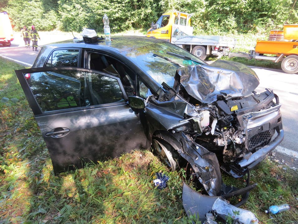 Rümikon (AG), 23. august Eine Seniorin geriet in Rümikon auf die Gegenfahrbahn, wo sie heftig mit einem Lieferwagen zusammenprallte. Drei Beteiligte wurden verletzt.