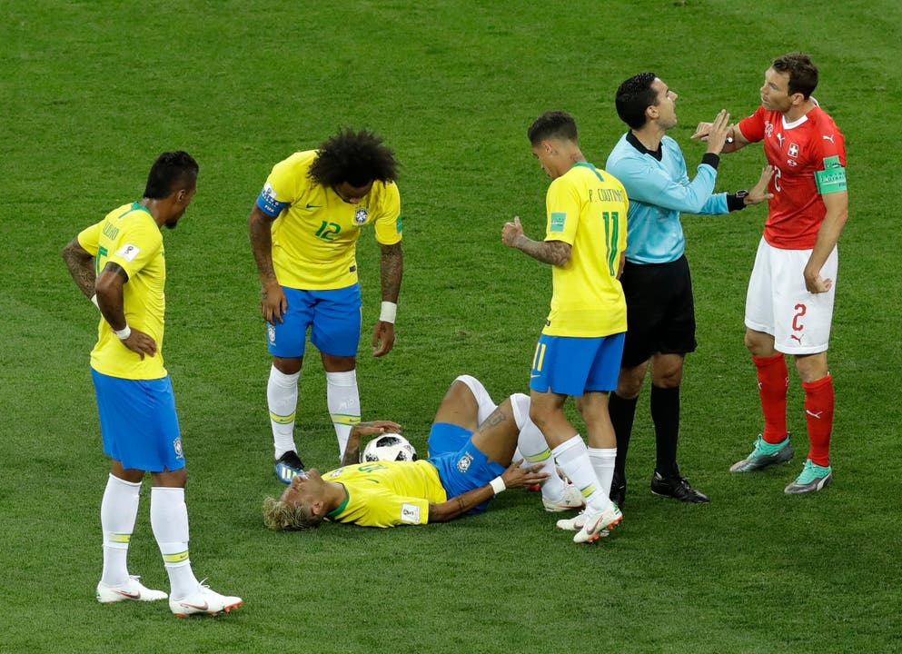 Es ist nicht sein Spiel: Neymar liegt nach einem Zweikampf am Boden