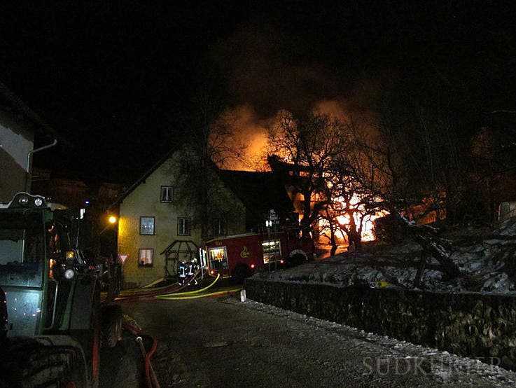 Eine fünfköpfige Familie verliert wegen des Feuers ihr Zuhause.