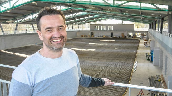 Christian Meier, Geschäftsführer des Sportparks Bünzmatt «Schüwo Park», in der neuen gedeckten Eisbahn, deren Bodenplatte am Mittwoch gegossen wird.