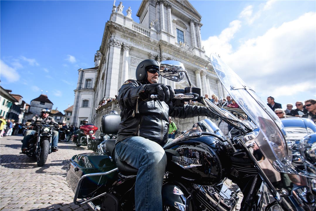 Punkt 13 Uhr brauste die röhrende Harley-Gemeinde zum Charity-Ride los. Michel Lüthi