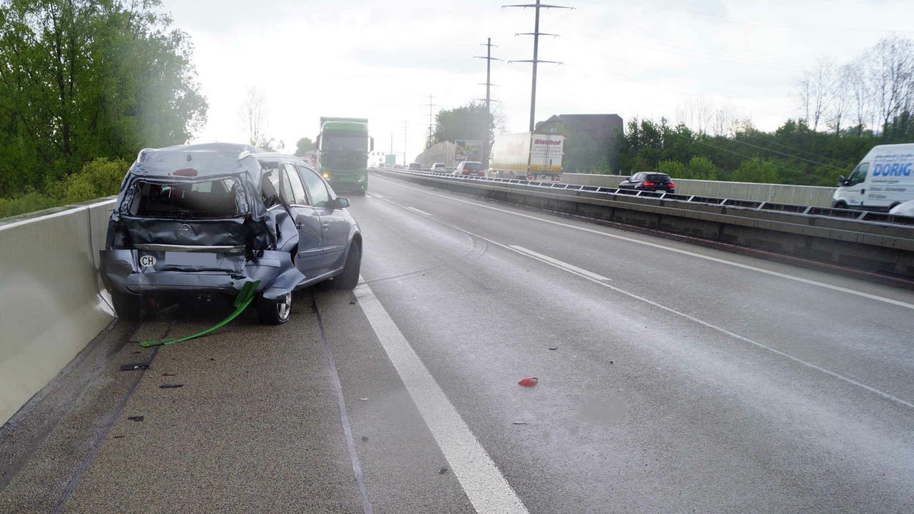 Rotkreuz (ZG), 4. Mai 2017 Auf der Autobahn A14 in Fahrtrichtung Luzern ist es am Donnerstag zu einer Auffahrkollision zwischen zwei Lastwagen und einem Personenwagen gekommen. Mehrere Personen wurden verletzt.