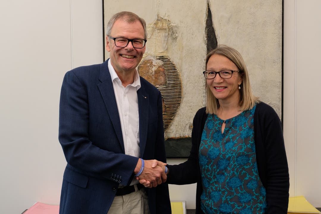Viel zusammengearbeitet: Der scheidende Stadtpräsident Otto Müller verabschiedet sich von der Dietiker Stadtschreiberin Karin Hauser.