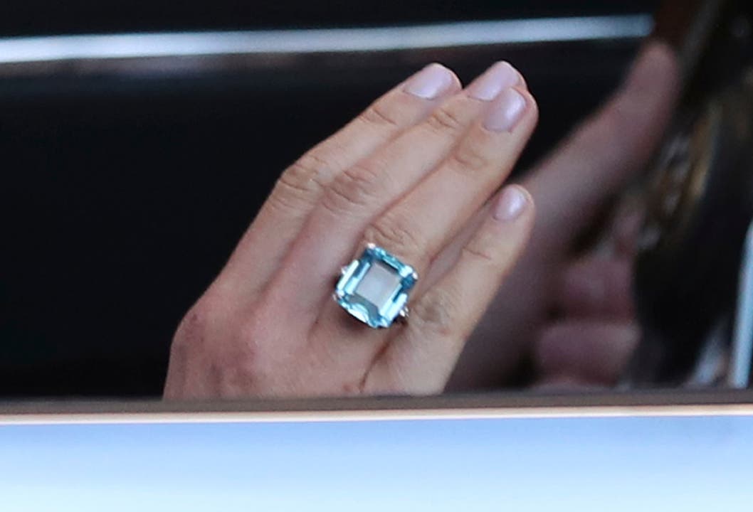 Der Ring, den Meghan trägt, soll übrigens von Lady Di stammen, der tödlich verunglückten Mutter von Prinz Harry.