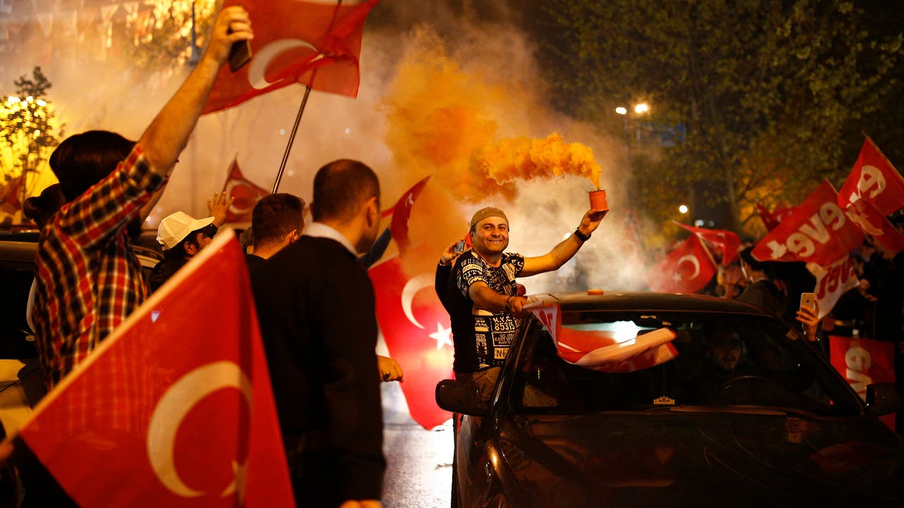 Erdogan-Anhänger feiern in den Strassen von Istanbul