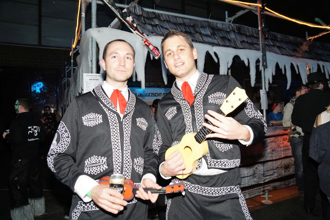 Schlossgeischter-Nacht Es ist gut, wenn man an der Fasnacht ein Musikinstrument in der Hand hat, sagen diese beiden Herren.