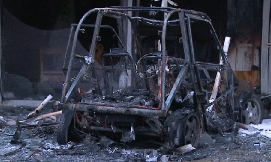 Das Fahrzeug brannte 2013 aus. Das Feuer griff auch auf das Wohnhaus über.
