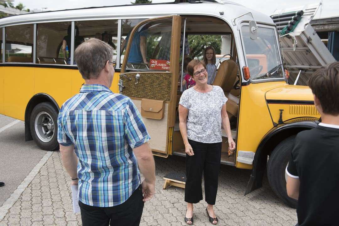Pensionierung Doris Zehnder Extrafahrt im alten Saurer-Postauto für die Pensionärin. Doris Zehnder wird nach 29 Jahren als Sekretärin und Schulverwalterin an der Schule Hinterbächli Oberrohrdorf pensioniert, 7. Juli 2017.