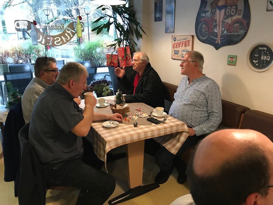 Diskussion im Restaurant Rustica Stadtratskandidaten Brunner und Wittwer sowie Alt-Gemeinderatspräsident Jörg Dätwyler in Diskussion mit einem Gast zum Thema "Asylheim".