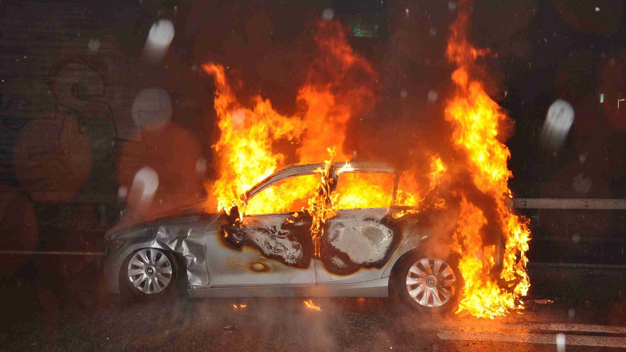 Frontalkollision auf der A2: Auto eines 19-Jährigen brennt vollständig aus