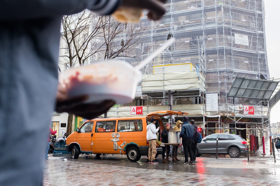 500 Mahlzeiten verteilte «Rastplatz» an obdachlose Geflüchtete an einem Tag in Paris.