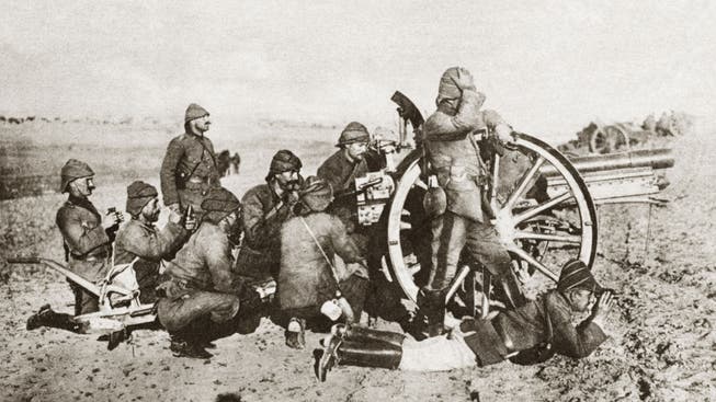 Schweres Geschütz: In der Schlacht von Gallipoli verteidigen türkische Artilleristen 1915 ihr Land gegen die Entente-Mächte Vereinigtes Königreich, Frankreich und Russland.