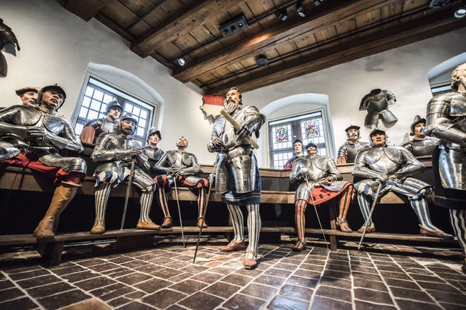 Im Museum Altes Zeughaus wird über die «Faszination Waffen!?» diskutiert.