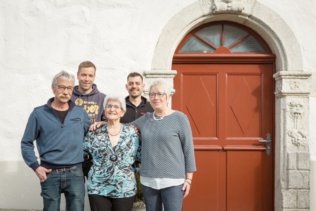 Daniel Roggwiller, Tobias Kaufmann, Ruth Leuthard, Tobias Roggwiller und Priska Kaufmann freuen sich gemeinsam über den gelungenen Umbau des «Wilden Mannes».