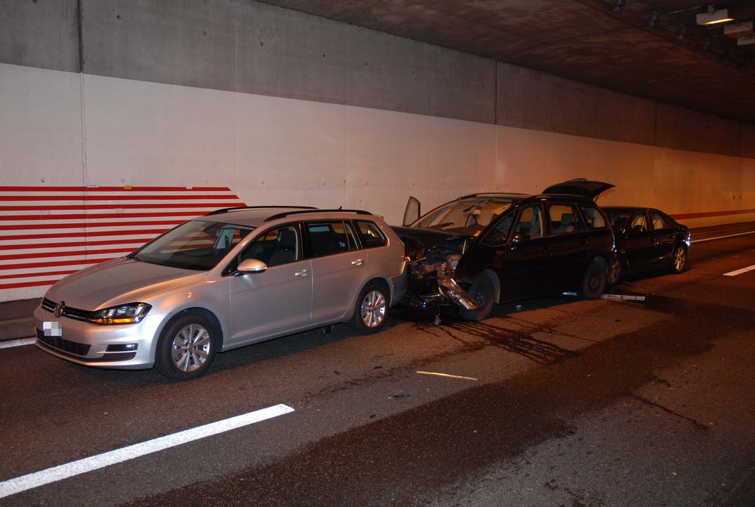 Lüsslingen-Nennigkofen (SO), 10. August Ein Auto hat auf der Autobahn A5 im Tunnel bei Lüsslingen-Nennigkofen ein Rad verloren. Ein nachfolgendes Auto konnte er nicht mehr bremsen, es kam zu einer Auffahrkollision. Drei Personen zogen sich leichte Verletzungen zu.
