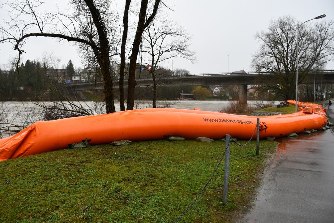 Im Schachen an der Aare in Brugg haben Zivilschutz und Feuerwehr die Beaver-Schläuche als Schutz gegen das Hochwasser verlegt.