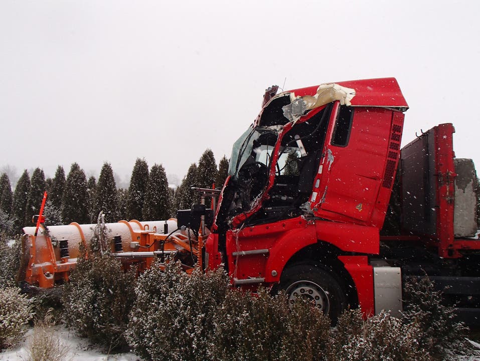 Ein Lastwagen fuhr in Richtung Hüttikon, als er ausgangs Würenlos mit dem Heck gegen die Kabine eines entgegenkommenden Lastwagens mit Schneepflug prallte. Das Schneeräumungsfahrzeug kam rechts von der Strasse ab und nach rund 30 Metern mitten in der dortigen Baumschule zum Stillstand.