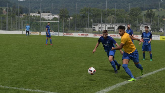Schlierens Spielertrainer Souhel Muhi-Eddine (rechts, im gelben Trikot) hat auch im Derby beim 7:1 gegen Oetwil-Geroldswil getroffen.