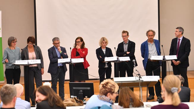 Die acht Podiumsteilnehmer von links: Beatrice Schaffner, Karin Büttler, Urs Ackermann, Franziska Roth, Dagmar Rösler, Adrian van der Floe, Heinz Flück und Josef Maushart.