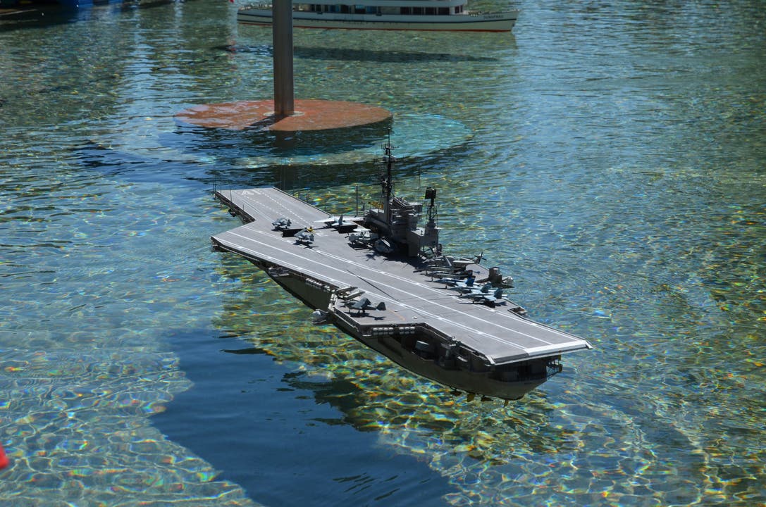  2,1 Meter lang, 57 Zentimeter breit, 52 Zentimeter hoch, 45 Kilo schwer: Hans Gloor aus Lenzburg ist seit 2008 am Bau des Flugzeugträgers USS CV 41 Midway im Massstab 1:144. «Er ist immer noch nicht fertig», sagt er.
