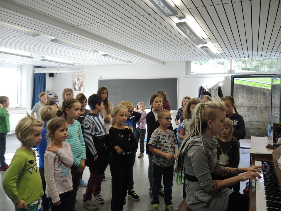 Proben für das Kindermusical Die Musikgesellschaft Riniken führt mit Kindern aus der Region das Musical "Das Dschungelbuch" auf. Die Chorleitung hat Seraina Telli inne, fürs Theater sind Martina Graf und Isabelle Kohler zuständig.