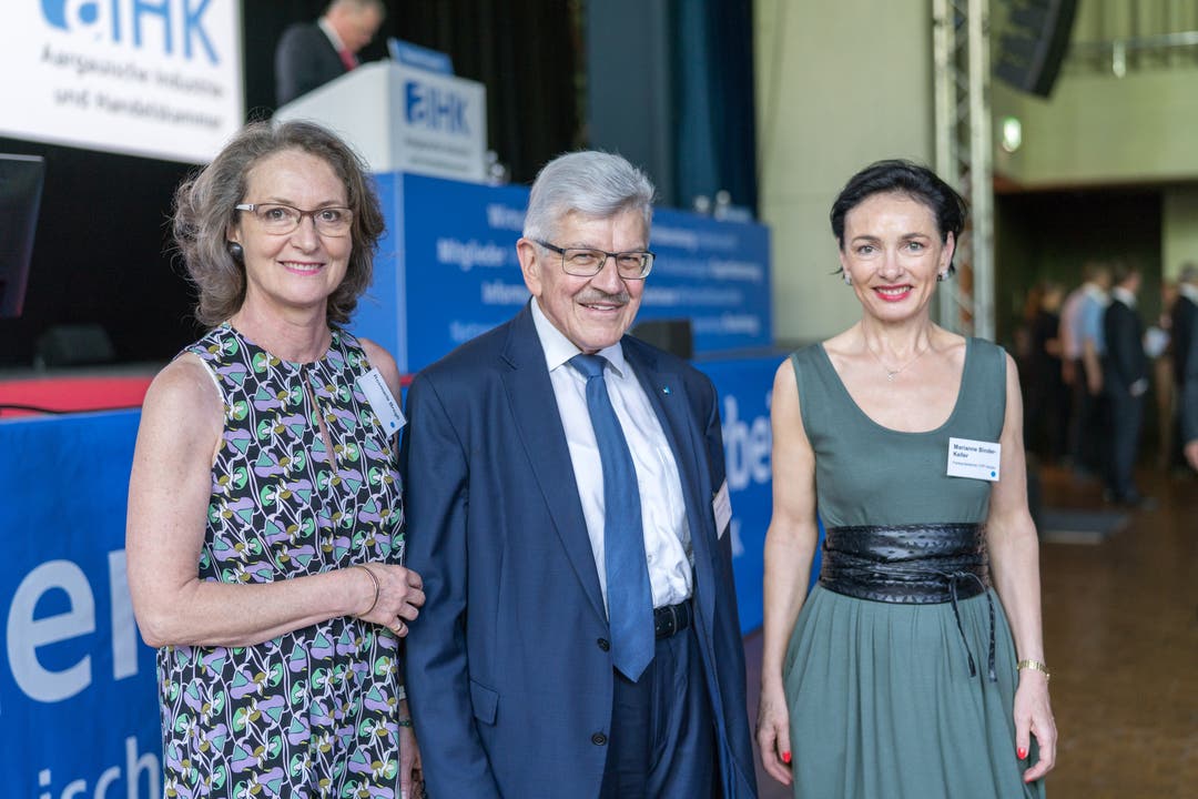 Am 1. Juni 2017 tritt Roland Brogli letztmals öffentlich in Erscheinung: An der Generalversammlung der Aargauischen Industrie- und Handelskammer in Wettingen begleitet ihn seine Frau Rosmarie (links). Daneben steht CVP-Aargau-Präsidentin Marianne Binder-Keller.