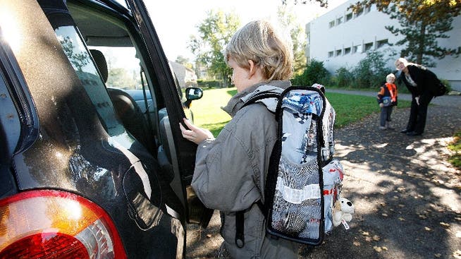 Um waghalsige Rückwärtsmanöver in der Schulzone zu vermeiden, bittet die Gemeinde die Eltern, die Autoschlüssel künftig zu Hause zu lassen. (Symbolbild)