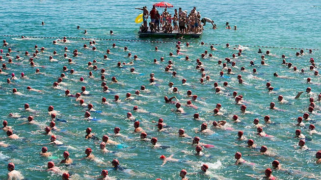 Bei der diesjährigen Zürcher Seeüberquerung können nur noch 9'000 Schwimmer mitmachen. (Archivbild)