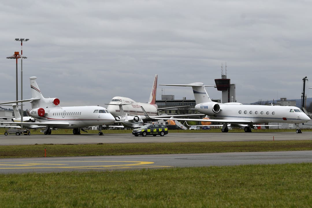 Jets von Besuchern vom WEF am Flughafen Zürich.