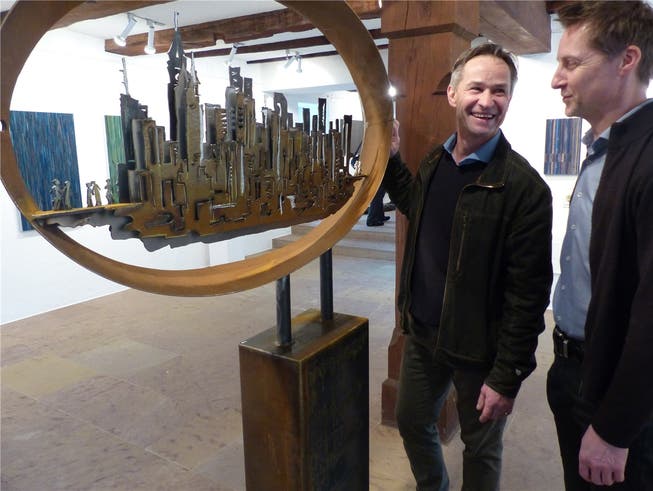 Das Werk «City» von Daniel Schwarz (l.), neben ihm steht Heiko Hillig, im Hintergrund dessen blau-grüne Bildkompositionen.