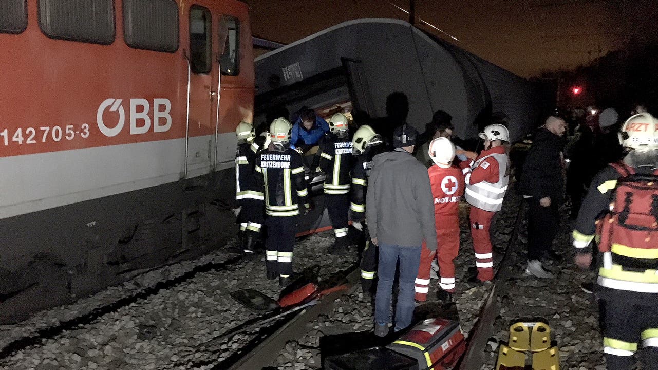 In Niederösterreich sind am frühen Freitagabend zwei Personenzüge zusammengestossen.