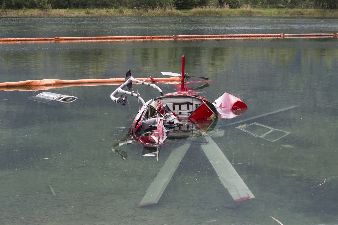 Raron (VS), 16. Mai Ein Helikopter der Air Zermatt kollidierte mit einer Stromleitung und landete im Steineji-See, auch "Volki-Gilla" genannt. Der Pilot wurde mit leichten Verletzungen hospitalisiert