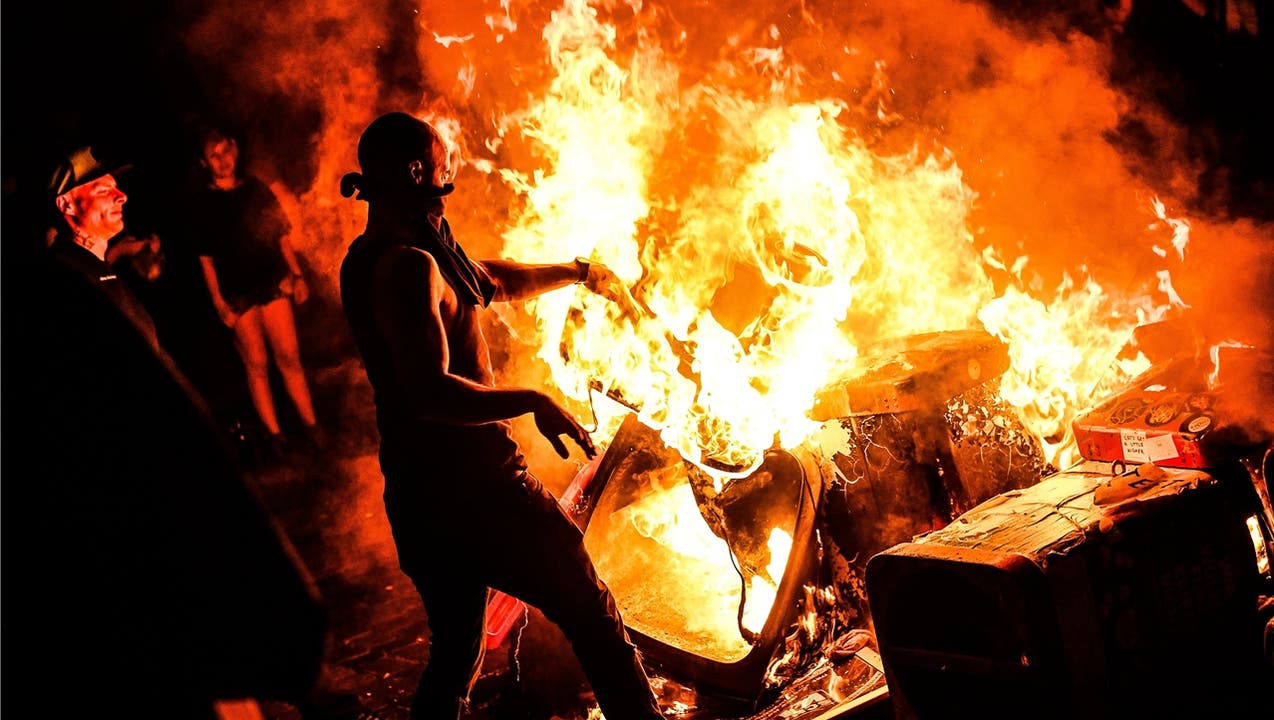 Gewalttätige Demonstranten zündeten in der Nacht auf den Freitag des G20-Gipfels Barrikaden im Hamburger Schanzenviertel an.