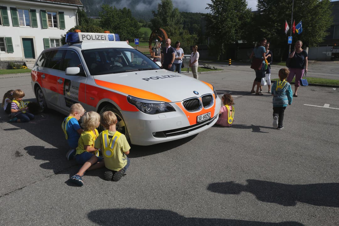 Danach dürfen die Kindergärtler noch die Reifen eines Patrouillenfahrzeugs bemalen. Die Eltern sind natürlich mit dabei am ersten Kindergarten-Tag ihrer Kinder