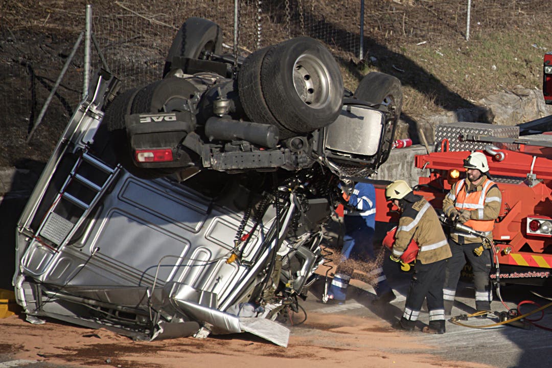 Version 2: Unfall auf der Autobahn A2 bei Muttenz – Methanol-Lastwagen überschlägt sich