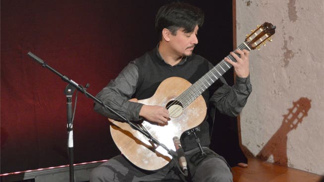 Rodrigo Guzmán mit Gitarre.