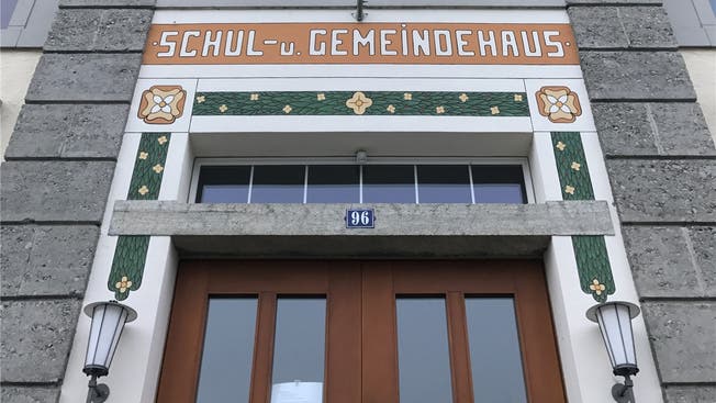 Der Bezirksschulrat Lenzburg kommt zum Schluss: An der Schule Hallwil gibt es akuten Handlungsbedarf. (Archivbild)
