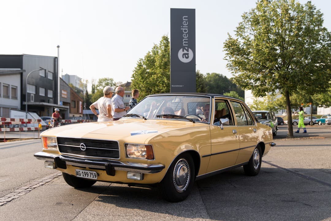 Nr. 47: Opel Rekord 2000 S Karosserieform: Limousine Baujahr: 1976 Hubraum: 1979 cm³ Zylinder: 4 Höchstgeschwindigkeit: 200 km/h Leistung: unbekannt Gewicht: 1095 kg Besonderheiten: Vinyldach Schwarz