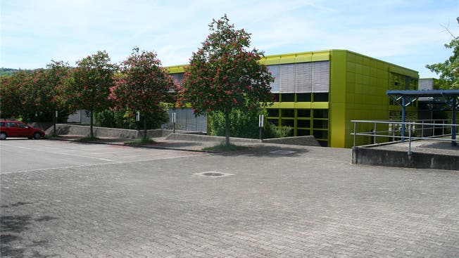 Das Kindergartenprofisorium wird auf dem Parkplatz des Oberstufenzentrums Obersiggenthal gebaut.