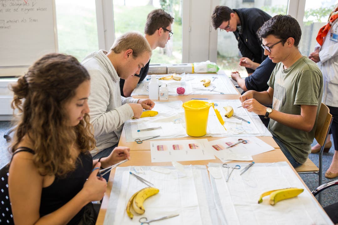 Medizinstudenten der ETH Zürich sammeln am Kantonsspital Baden Praxiserfahrung Medizinstudenten der ETH Zürich üben am Kantonsspital Baden in Kleingruppen an Bananen, wie Wunden richtig genäht werden. Aufgenommen am 20. September 2017.