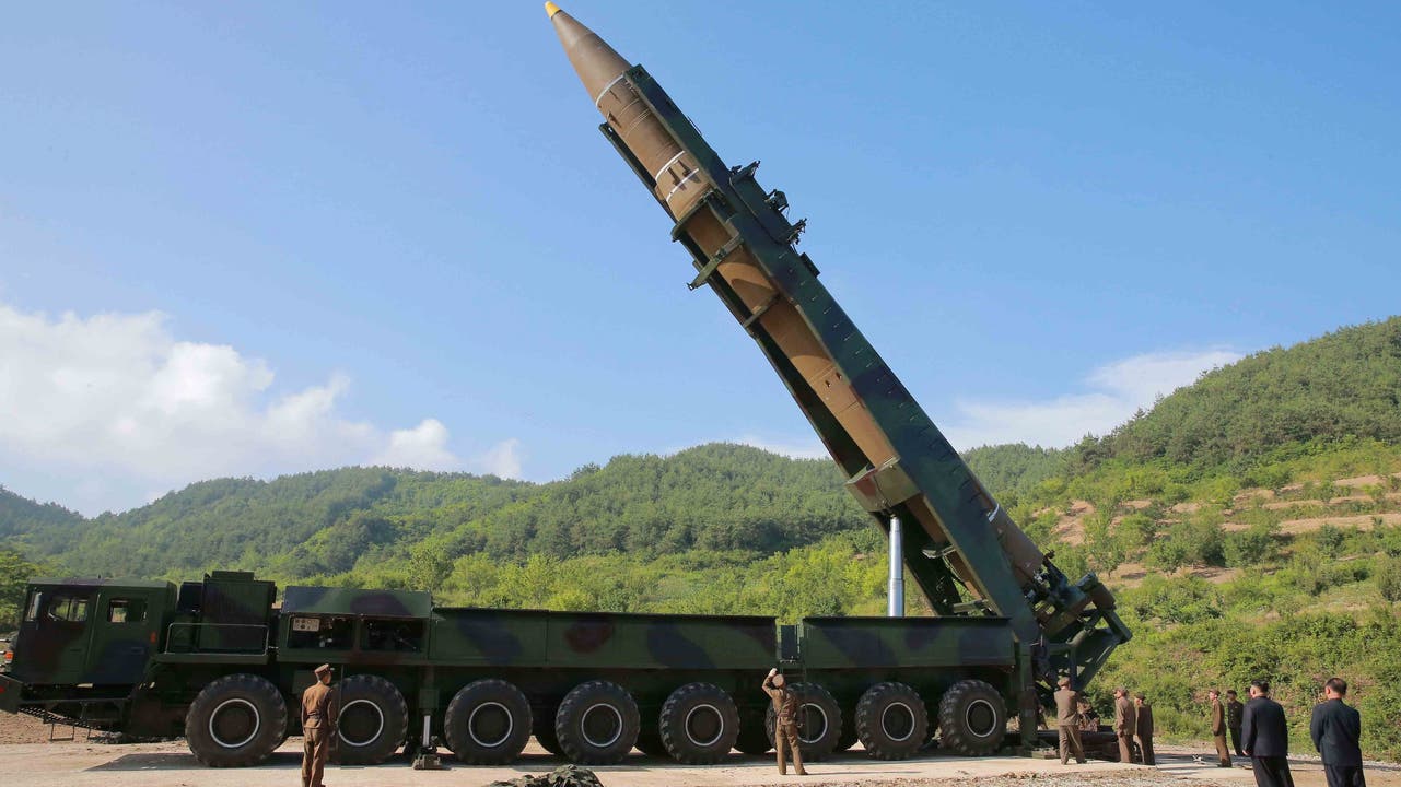 Nordkorea transportiert derzeit offenbar eine Interkontinental-Rakete an die Westküste, wo Kim Abschussrampen unterhält. (Archivbild)